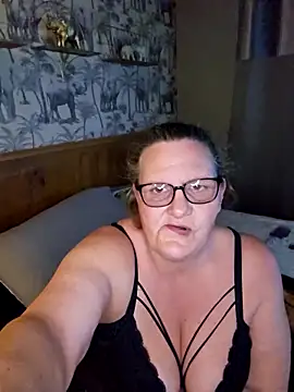 MissQueenBeex online show from April 18, 7:51 pm