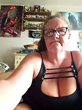 MissQueenBeex online show from August 4, 7:55 am