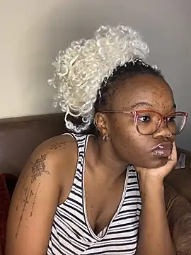 YummyMelanin117 online show from April 15, 1:34 am