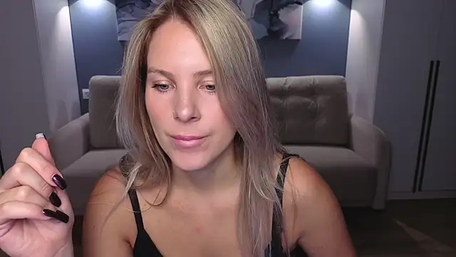Snapshot of MelanieBennett chatting on October 18, 6:05 am MelanieBennett online show from October 18, 6:05 am