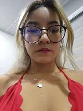 Snapshot of Pretty_roxxyy chatting on December 5, 12:36 pm Pretty roxxyy online show from December 5, 12:36 pm