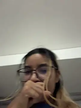 Snapshot of Pretty_roxxyy chatting on May 28, 12:30 am Pretty roxxyy online show from May 28, 12:30 am