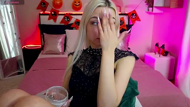 LinaLirian online show from October 28, 1:47 pm