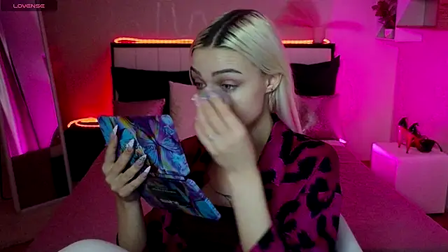 LinaLirian online show from November 12, 1:44 pm