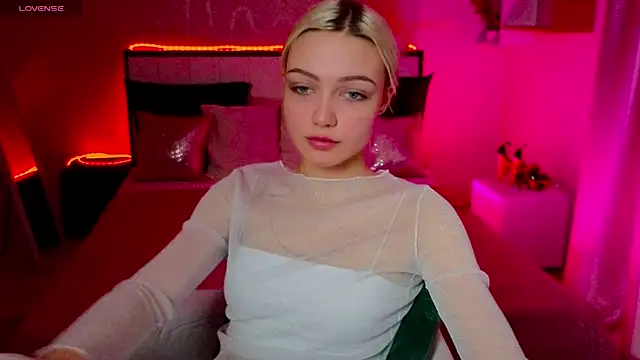 LinaLirian online show from November 14, 1:32 pm