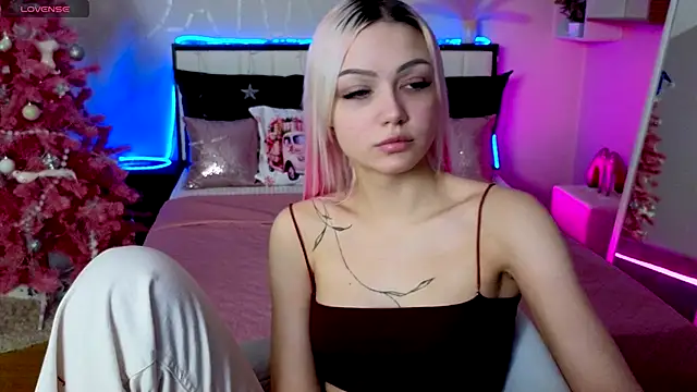 LinaLirian online show from December 16, 1:38 pm