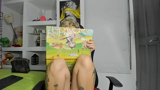 Snapshot of angels_petite_ chatting on October 6, 2:09 am angels petite online show from October 6, 2:09 am