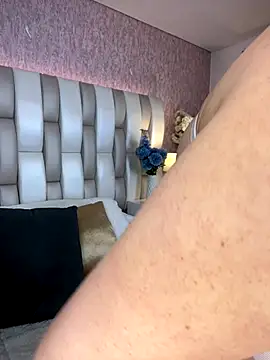 valt  online show from September 18, 8:00 pm