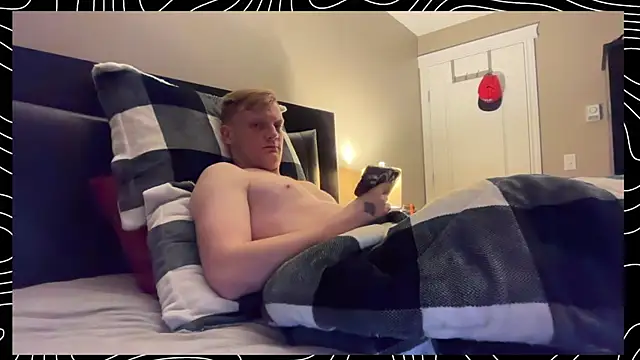 Snapshot of lustylyndon chatting on December 21, 7:37 am lustylyndon online show from December 21, 7:37 am