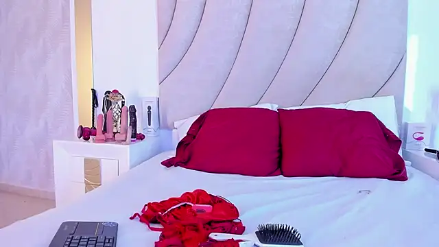 AnnahiBaker online show from September 22, 6:10 pm