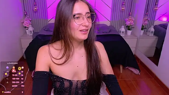 Snapshot of alesiamoore chatting on June 10, 3:33 pm alesiamoore online show from June 10, 3:33 pm
