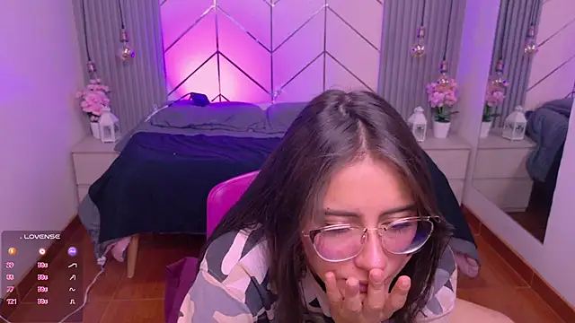 Snapshot of alesiamoore chatting on July 1, 3:34 pm alesiamoore online show from July 1, 3:34 pm