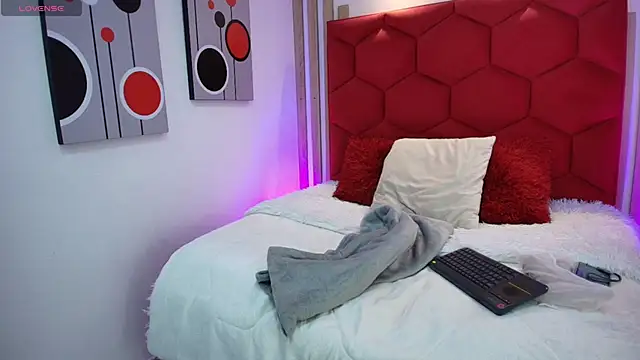 Snapshot of EmmaJhomson chatting on April 16, 12:50 pm EmmaJhomson online show from April 16, 12:50 pm