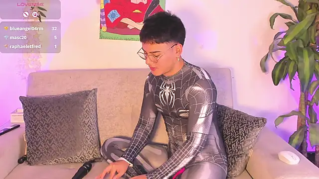 Snapshot of Young_Ben chatting on November 17, 9:09 pm Young Ben online show from November 17, 9:09 pm