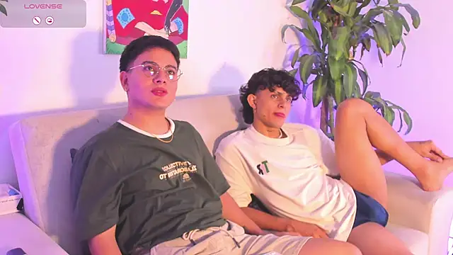 Snapshot of Young_Ben chatting on November 19, 12:10 am Young Ben online show from November 19, 12:10 am