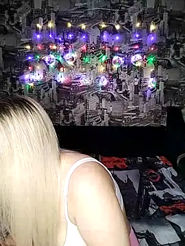 Snapshot of HoneyNelly chatting on February 10, 11:20 pm HoneyNelly online show from February 10, 11:20 pm