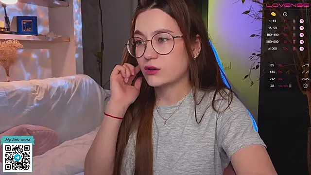 Snapshot of mia_here chatting on October 24, 11:50 am mia here online show from October 24, 11:50 am