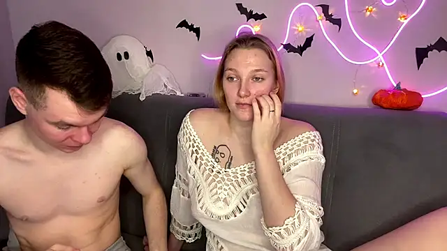 julielourens online show from October 31, 8:04 am