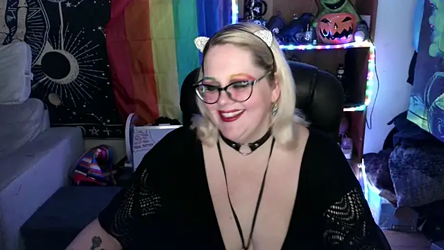 Snapshot of Kinky_Witch chatting on June 19, 6:01 pm Kinky Witch online show from June 19, 6:01 pm