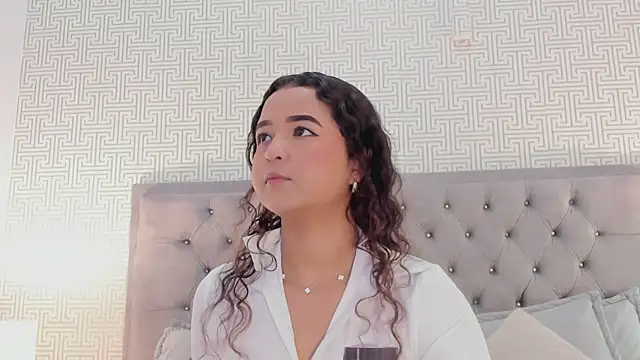 Evaa Lunna  online show from March 18, 8:12 pm