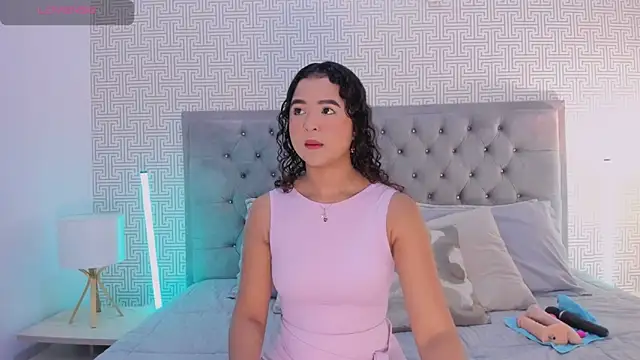 Evaa Lunna  online show from May 20, 8:26 pm