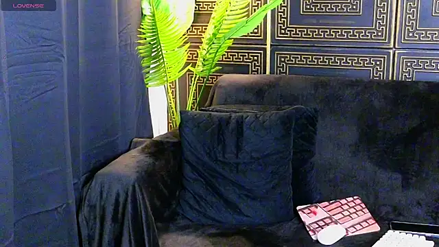 Aelorya online show from December 17, 8:15 pm