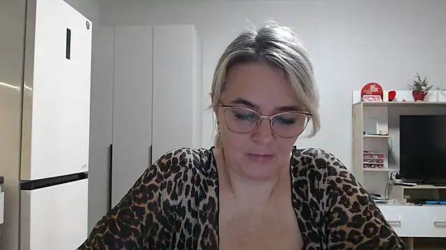 EleanoraDream online show from April 13, 8:20 am