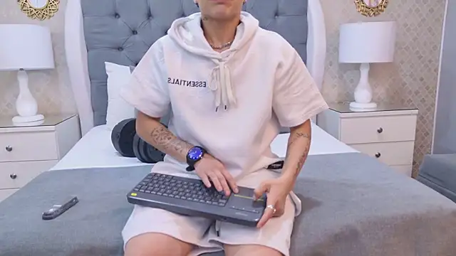 ZoeKrug online show from November 6, 11:44 am