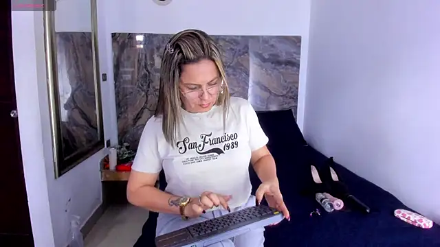Snapshot of Agatha_Pleasure chatting on June 2, 11:56 am Agatha Pleasure online show from June 2, 11:56 am