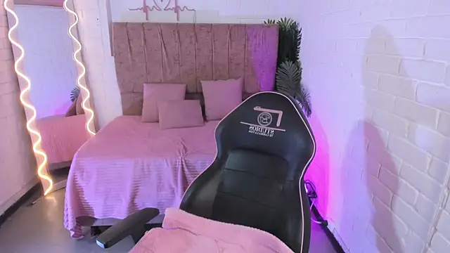 juanita tay online show from December 5, 11:30 am