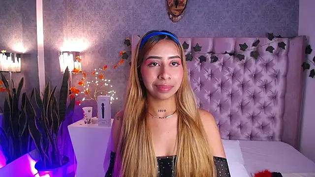 laila stilwiills online show from November 5, 1:05 am