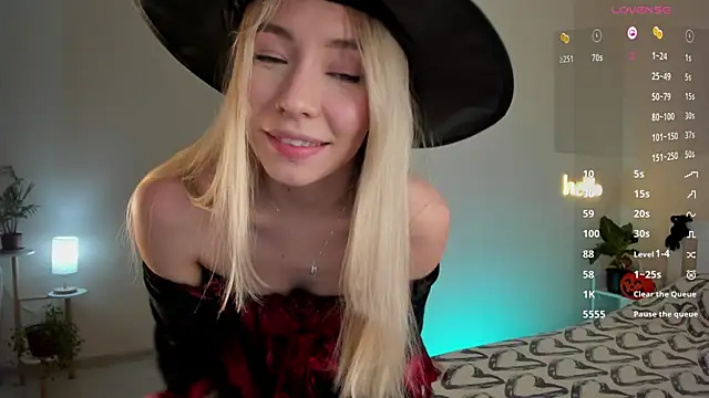 Snapshot of DanaCandy chatting on October 31, 8:32 pm DanaCandy online show from October 31, 8:32 pm