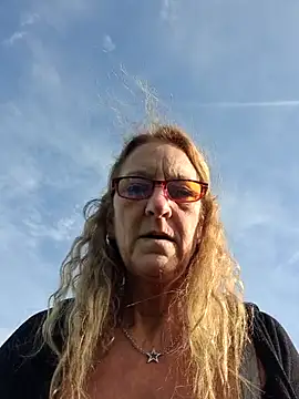 HotWifeLyn68 online show from November 5, 12:05 pm