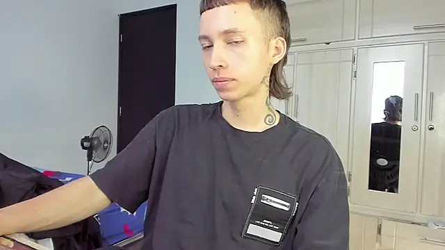 Snapshot of spacehumanz chatting on December 17, 2:23 pm spacehumanz online show from December 17, 2:23 pm