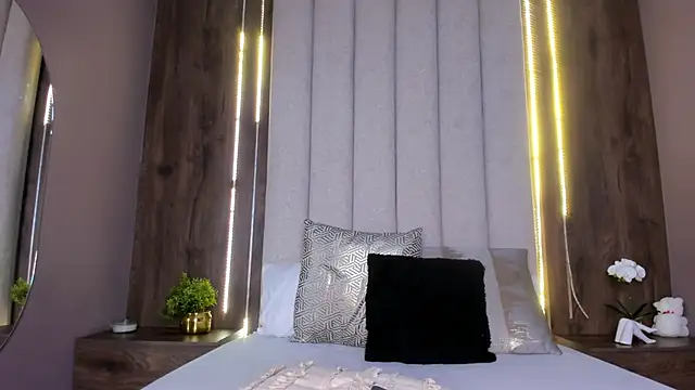 LucySalvatore  online show from September 12, 8:25 am