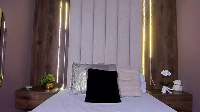 LucySalvatore  online show from September 13, 3:45 pm