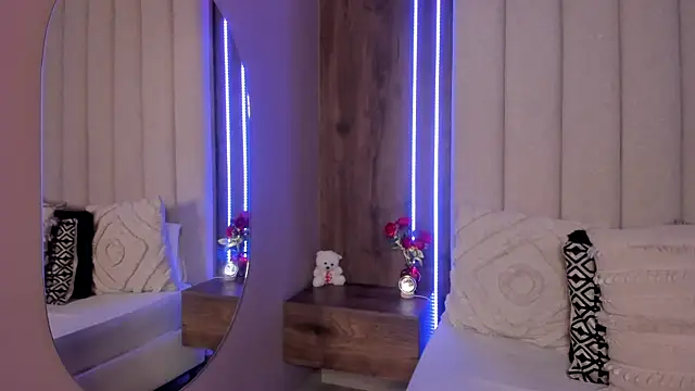 LucySalvatore  online show from April 5, 12:30 am