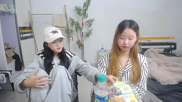 Snapshot of Babygirls523 chatting on October 23, 12:48 pm Babygirls523 online show from October 23, 12:48 pm