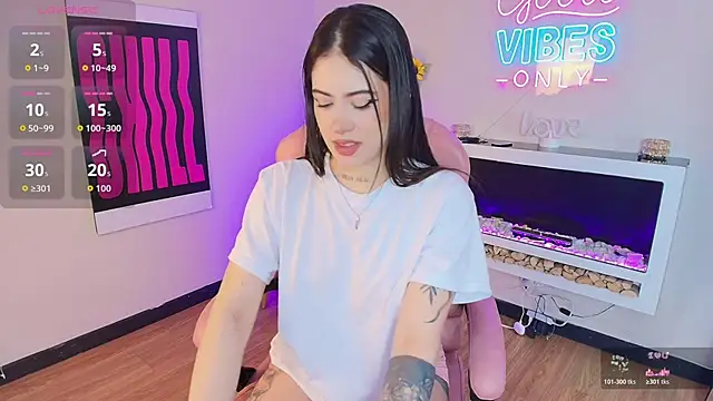 Snapshot of Alice_Vixen chatting on March 4, 12:33 pm Alice Vixen online show from March 4, 12:33 pm