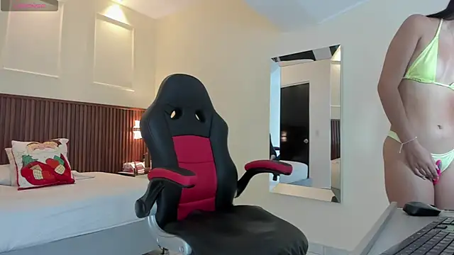 Snapshot of AURORAMARTIN2 chatting on December 3, 12:47 pm AURORAMARTIN2 online show from December 3, 12:47 pm