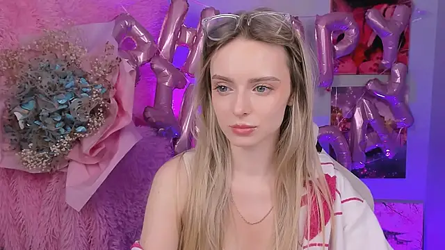 Snapshot of JuliaBrewwer chatting on September 13, 12:05 pm JuliaBrewwer online show from September 13, 12:05 pm