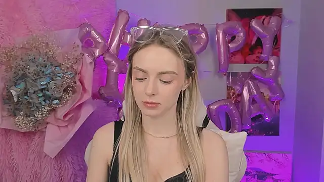 Snapshot of JuliaBrewwer chatting on September 15, 12:05 pm JuliaBrewwer online show from September 15, 12:05 pm