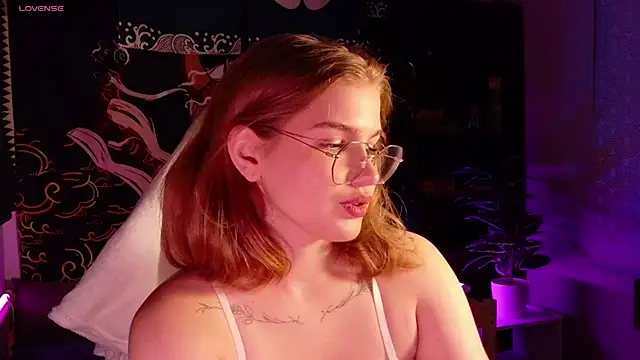 Snapshot of SophieMurrr chatting on July 3, 8:15 pm SophieMurrr online show from July 3, 8:15 pm