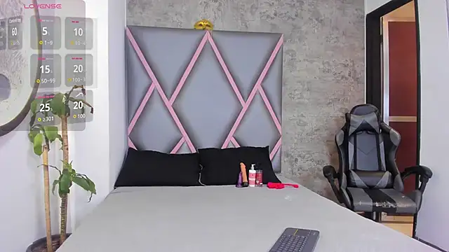 Snapshot of Quee_Sophine chatting on December 16, 7:30 pm Quee Sophine online show from December 16, 7:30 pm