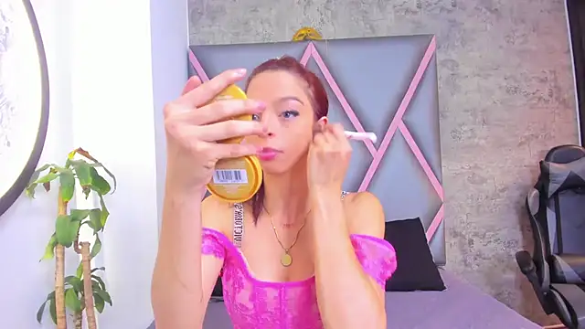 Snapshot of Quee_Sophine chatting on December 17, 7:42 pm Quee Sophine online show from December 17, 7:42 pm