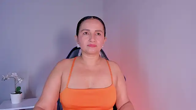 Zafiro  Brown online show from May 23, 9:30 pm