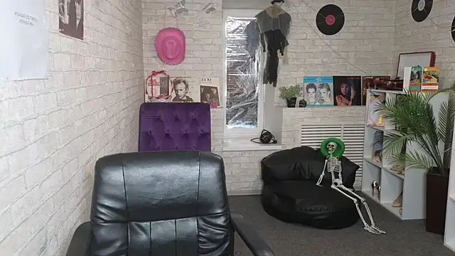 Snapshot of Betty_Brick chatting on April 23, 2:19 pm Betty Brick online show from April 23, 2:19 pm