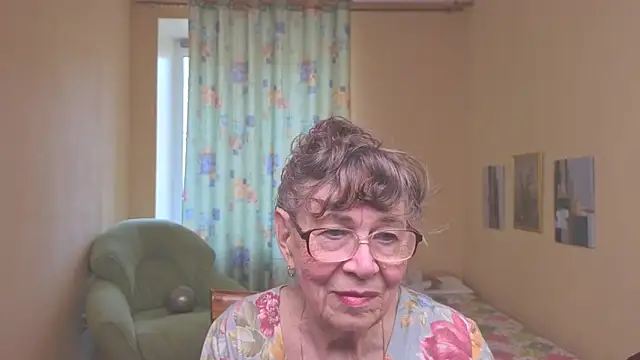 Snapshot of Betty_Brick chatting on May 2, 11:48 am Betty Brick online show from May 2, 11:48 am