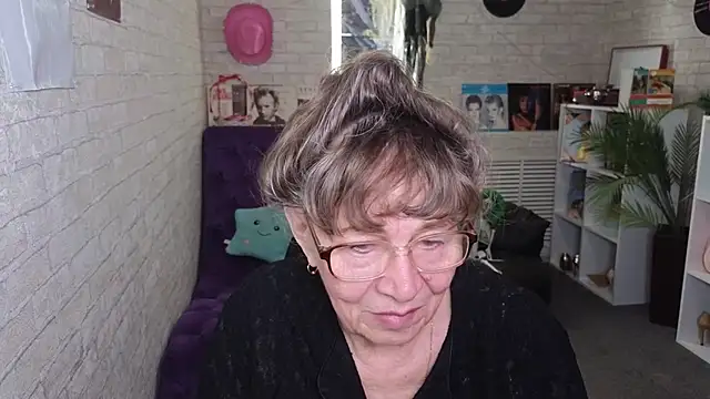 Snapshot of Betty_Brick chatting on May 24, 3:17 pm Betty Brick online show from May 24, 3:17 pm