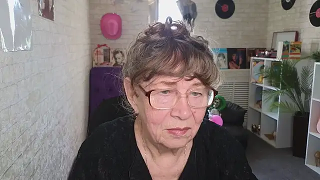 Snapshot of Betty_Brick chatting on May 25, 12:55 pm Betty Brick online show from May 25, 12:55 pm